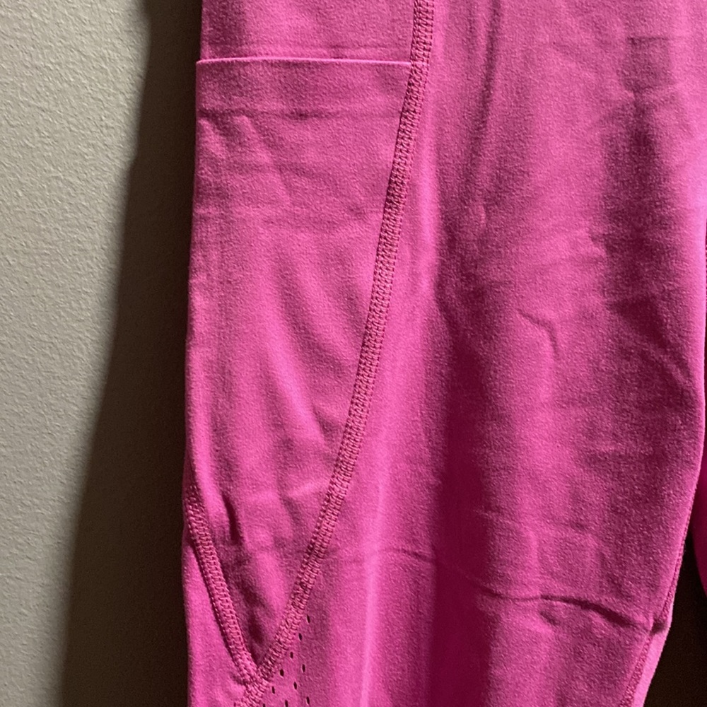 BRAND NEW EVERYDAY PERFORATED LEGGING SIZE MEDIUM! NWT! 25” INSEAM! - Picture 5 of 11